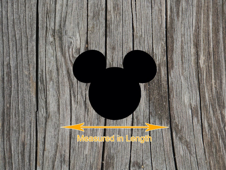 K&ouml;nnte beinhalten: Schwarze Silhouette von Mickey Mouse Kopf auf einem Holz Hintergrund. Die Silhouette wird in der L&auml;nge mit einem orangefarbenen Pfeil gemessen.