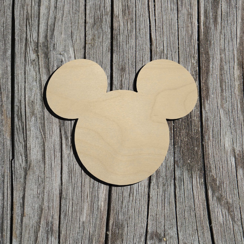 K&ouml;nnte beinhalten: Ein Holzausschnitt von Mickeys Kopf. Der Ausschnitt ist unbemalt und hat eine nat&uuml;rliche Holzmaserung.