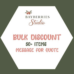 Pode incluir: Um hex&aacute;gono branco sobre um fundo verde-oliva escuro com o texto BAYBERRIES Studio e um pequeno &iacute;cone de bagas. Abaixo, o texto diz BULK DISCOUNT, 50+ ITEMS e MESSAGE FOR QUOTE em uma combina&ccedil;&atilde;o de rosa coral e verde-oliva escuro.