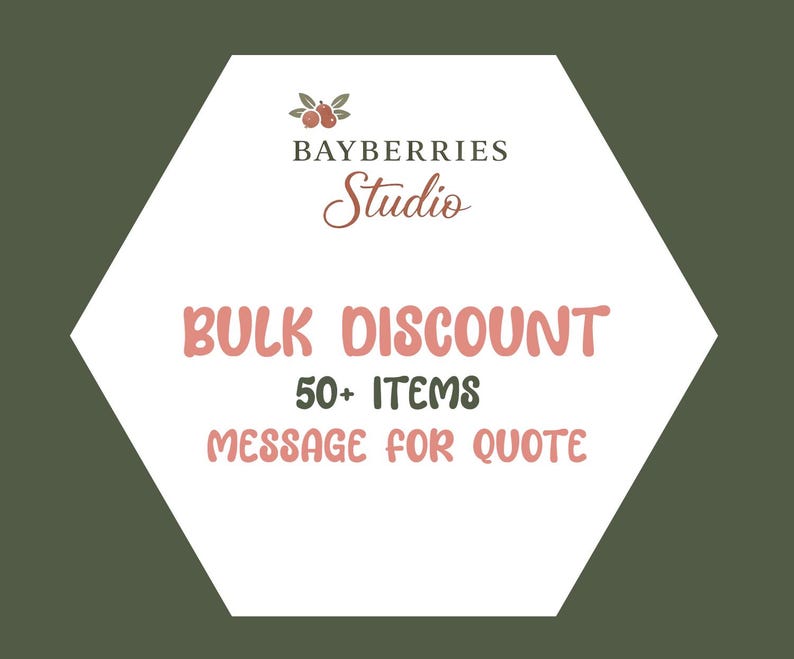 Pode incluir: Um hex&aacute;gono branco sobre um fundo verde-oliva escuro com o texto BAYBERRIES Studio e um pequeno &iacute;cone de bagas. Abaixo, o texto diz BULK DISCOUNT, 50+ ITEMS e MESSAGE FOR QUOTE em uma combina&ccedil;&atilde;o de rosa coral e verde-oliva escuro.