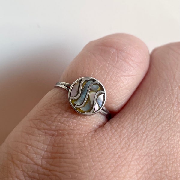 Vintage US size 5 Abalone Shell Ring/Handmade 925 Sterling Silver Inlaid Abalone Shell Ring / 90’s Round Shell Signet Ring