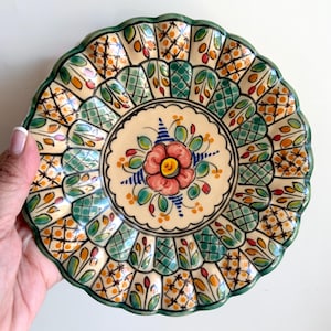 Vintage handgjord Gonfer spansk tallrik/utsmyckad blommig handmålad keramik väggtallrik/tillverkad i Spanien vågig kant mönstrad väggtallrik dekor
