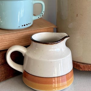 Jarra de cerámica vintage Mikasa Dura Stone NA103 / Jarra de leche japonesa de los años 70 / Jarra de cerámica Mikasa "Orange Peel" de mediados de siglo en beige y amarillo