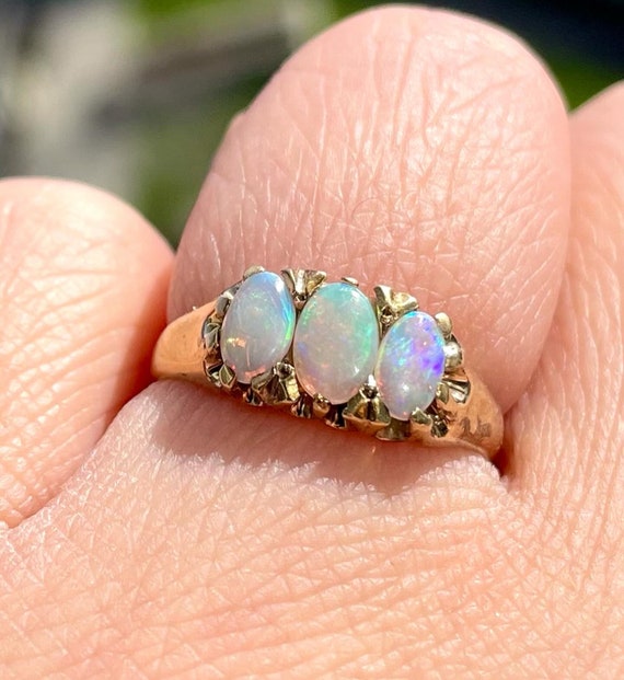 Rare Glowing 9ct Yellow Gold Opal Trilogy Ring / U