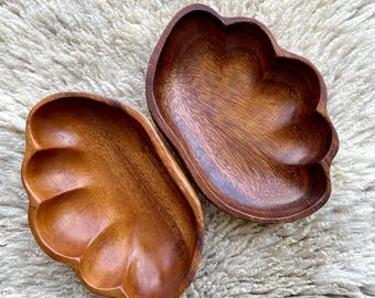 Vintage geschnitzte hölzerne Monkey Pod Schalen / zwei stapelbare Teakholz Catchall Dish mit gewelltem Rand / Bärentatzenform handgeschnitzte Servierschale Schüsselpaar