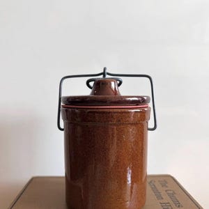 Pot en céramique marron antique / Pot à fromage ou à confiture avec couvercle / Pot en céramique marron foncé de collection style Mid-Century Modern avec fermeture en métal / Poterie en grès vintage