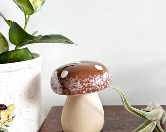 Figura de seta de cerámica vintage hecha a mano / Escultura de seta moteada beige y marrón / Decoración de cerámica con forma de seta pintada a mano