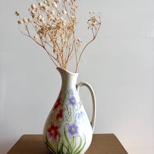 Jarra/Jarra de cerámica floral vintage/Hecha en Inglaterra, hecha a mano por E. Radford Pottery, recipiente de arcilla/Flores azules y rosas moteadas