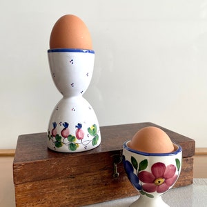 Vintage Keramik Handbemalter Eierhalter Paar / Zwei verschiedene kleine und große handgefertigte italienische Eierbecher / Floraler doppelseitiger großer Eierhalter
