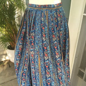 Vintage handmade pleated midi-length skirt in danish silkly print