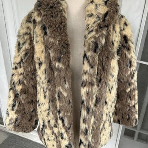 Vintage Faux Fur Leopard Print Coat – Luxurious Fur Jacket – Retro Glam Statement Piece