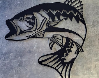 Arte de metal de lubina negra (30 cm) / Arte de pared de metal / Decoración de pesca para cabañas o cuevas / Regalo para pescadores / Hecho a mano en EE. UU.