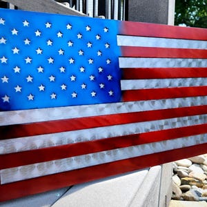 Metalowa tablica artystyczna z flagą amerykańską (12 cali) | Patriotyczna dekoracja ścienna | Wystrój wnętrz w USA | Metalowy szyld do użytku wewnątrz i na zewnątrz | Ręcznie robiony w USA