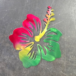 Metalowa sztuka z hibiskusem (8 cali) | Niestandardowa dekoracja ścienna z kwiatów lub prezent | Akcent domowy dla miłośników ogrodnictwa | Ręcznie robione w USA