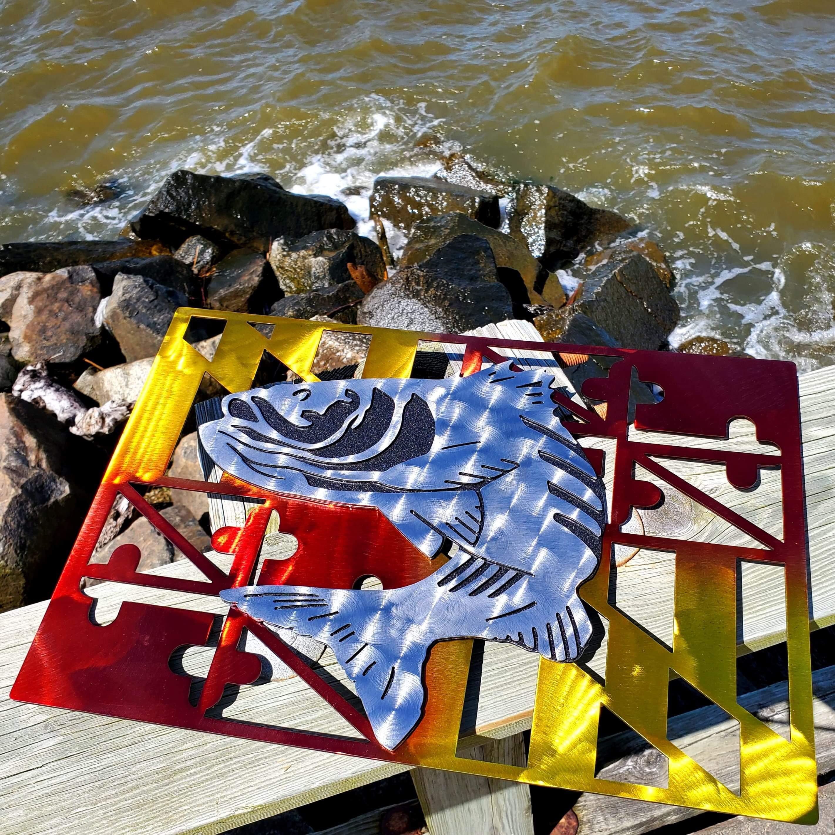 ストライプドバスとメリーランド州旗のメタルアート（18インチ