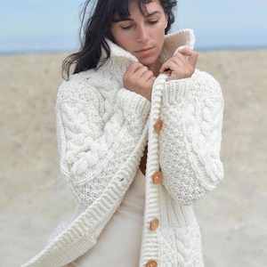 Women&#39;s Wool Cardigan Sweater Jacket with Pockets/White Hand knit Fisherman Cardigan/Chunky Wool Cardigan/Self-Care Sweater/Grandpa Cardigan