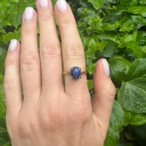 A 14k yellow gold and lapis lazuli cabochon ring