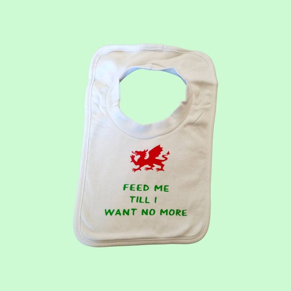 Puede incluir: Babero blanco para bebé con un dragón galés rojo y el texto "Feed me till I want no more".