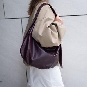 Burgunderfarbene Leder Hobo Bag - ein Must-Have stilvolle handgefertigte Tasche für Frauen