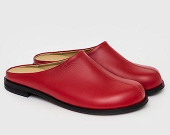 Mules anatómicos rojos: zapatos de punta ancha, equilibrio entre moda y comodidad