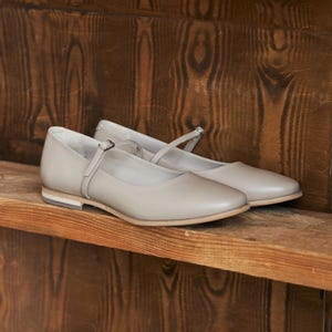 Handgefertigte beige Mary Janes: Zeitlose Eleganz für Deine Garderobe