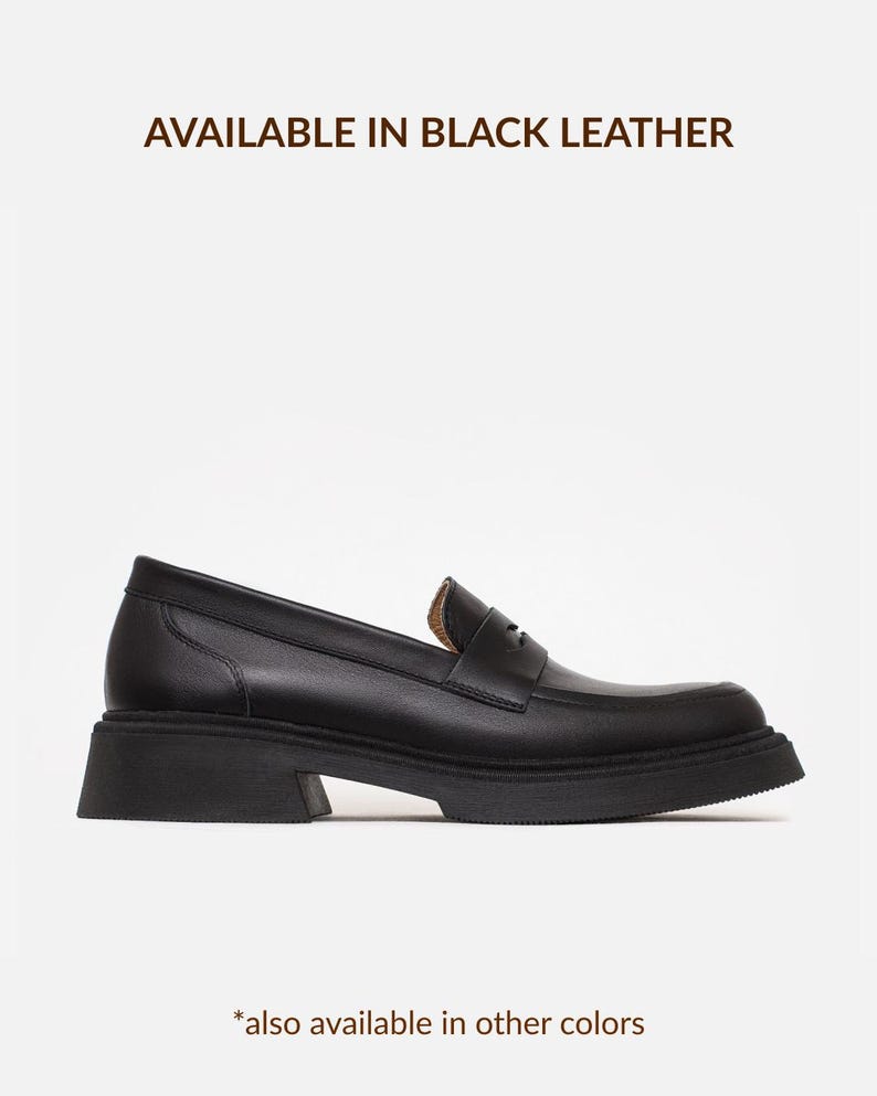 Może przedstawiać: Czarny sk&oacute;rzany mokasyn z grubą, teksturowaną gumową podeszwą i klasycznym paskiem z wycięciem na podbiciu. Tekst "AVAILABLE IN BLACK LEATHER" znajduje się nad butem, a "*also available in other colors" znajduje się poniżej.