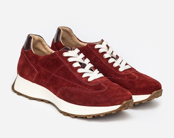 Zapatillas deportivas de ante burdeos: calzado casual para mujer