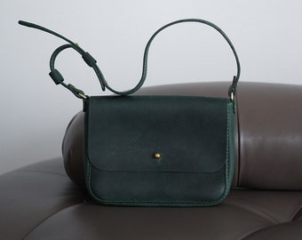 Emerald Elegance: Handcrafted Green Leather Purse for Trendy Women - Cute Crossbody Bag