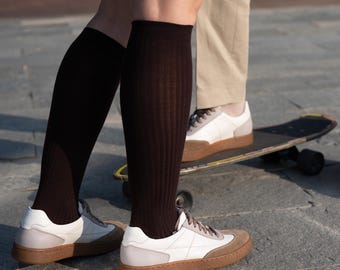 Zapatillas de ante y cuero hechas a mano para mujer: estilo europeo en beige y blanco.
