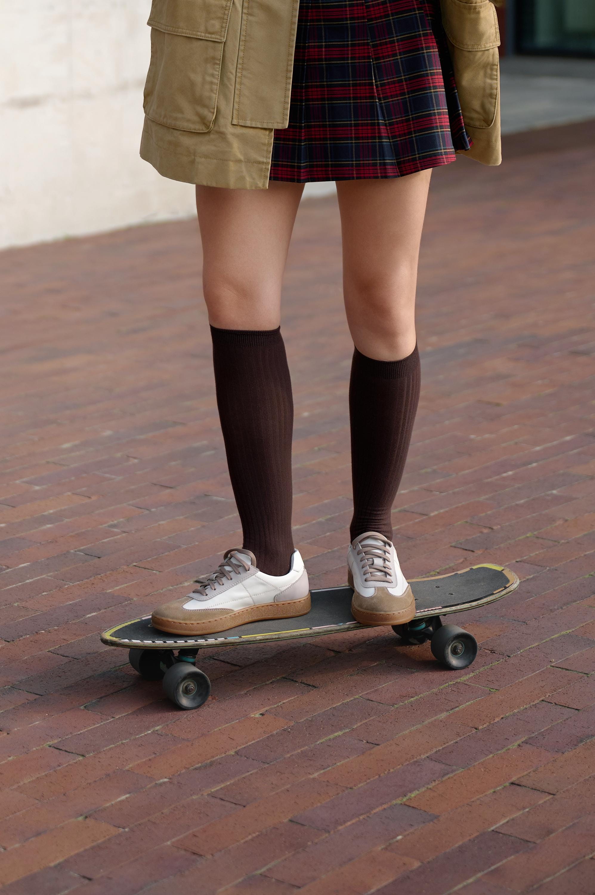 ハンドクラフトレザーのバーガンディスニーカー - スタイリッシュで