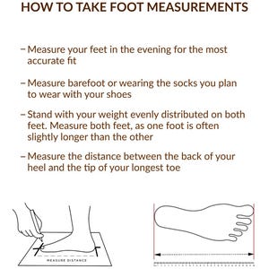 Może przedstawiać: Grafika instruktażowa zatytułowana HOW TO TAKE FOOT MEASUREMENTS z czterema punktami. Zawiera dwie ilustracje liniowe przedstawiające stopę na papierze mierzoną oł&oacute;wkiem oraz zarys stopy nad linijką metryczną.