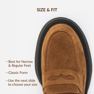 Może przedstawiać: Brązowy zamszowy mokasyn z grubą czarną gumową podeszwą. Obraz zawiera tekst: SIZE & FIT, Best for Narrow & Regular Feet, Classic Form, Use the next slide to choose your size. But posiada przeszywany nosek w stylu mokasyna.