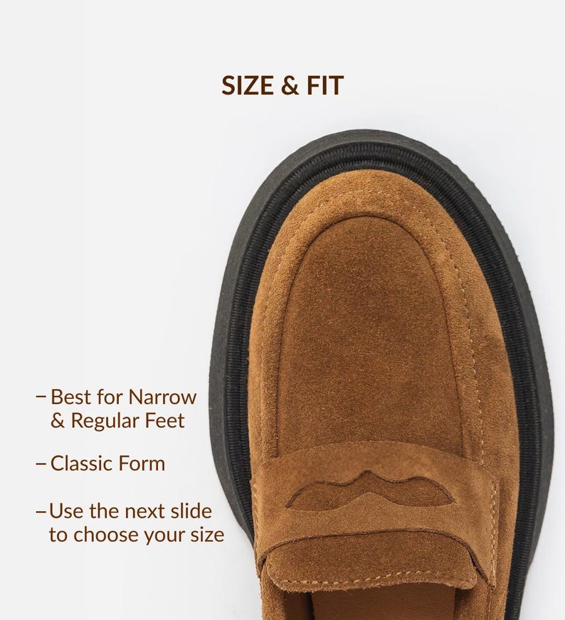 Może przedstawiać: Brązowy zamszowy mokasyn z grubą czarną gumową podeszwą. Obraz zawiera tekst: SIZE & FIT, Best for Narrow & Regular Feet, Classic Form, Use the next slide to choose your size. But posiada przeszywany nosek w stylu mokasyna.