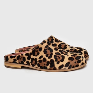Anatomical Suede Mules - Stylish Leopard Print