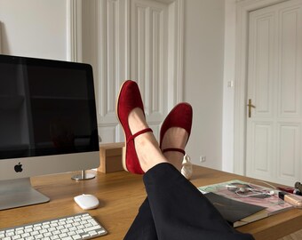 Classic Red Flat Shoes: Vintage-Inspired Mary Jane Style with Comfortable Low Heels