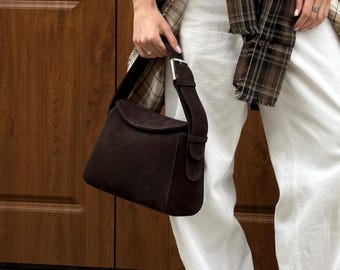 Bolso de ante marrón con asa: bolso de hombro hecho a mano, bolso minimalista para el día a día de mujer.