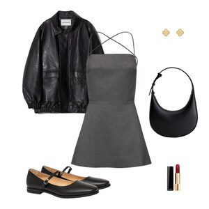 Puede incluir: Un vestido gris sin mangas con una chaqueta de cuero negra, zapatos de ballet negros, un bolso negro, pendientes de oro y pintalabios rojo.