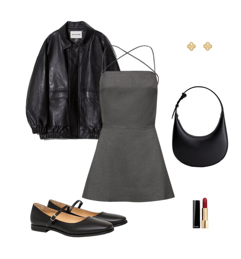 Puede incluir: Un vestido gris sin mangas con una chaqueta de cuero negra, zapatos de ballet negros, un bolso negro, pendientes de oro y pintalabios rojo.