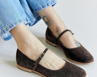 Zapatos Mary Jane para mujer: planos de ante marrón con cómodos tacones bajos