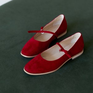 Classic Red Flat Shoes: Vintage-Inspired Mary Jane Style with Comfortable Low Heels