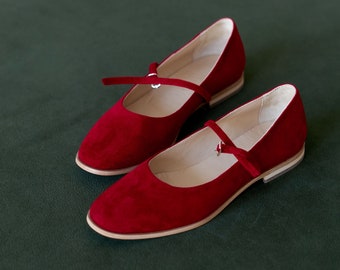 Chaussures plates rouges classiques : style Mary Jane d'inspiration vintage avec des talons bas confortables