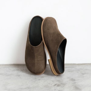 Stylish Anatomical Mules: Perfect Balance of Fashion & Comfort