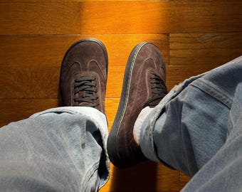 Zapatillas de ante marrón descalzas: zapatos minimalistas con puntera ancha