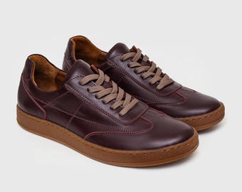 Zapatillas de piel burdeos: calzado artesanal, elegante y cómodo