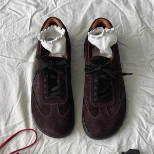 Elegantes zapatillas de ante descalzas: zapatos minimalistas con puntera ancha imagen 1