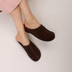 Brown Clogs: Wide Toe Shoes - The Perfect Blend of Fashion and Comfort