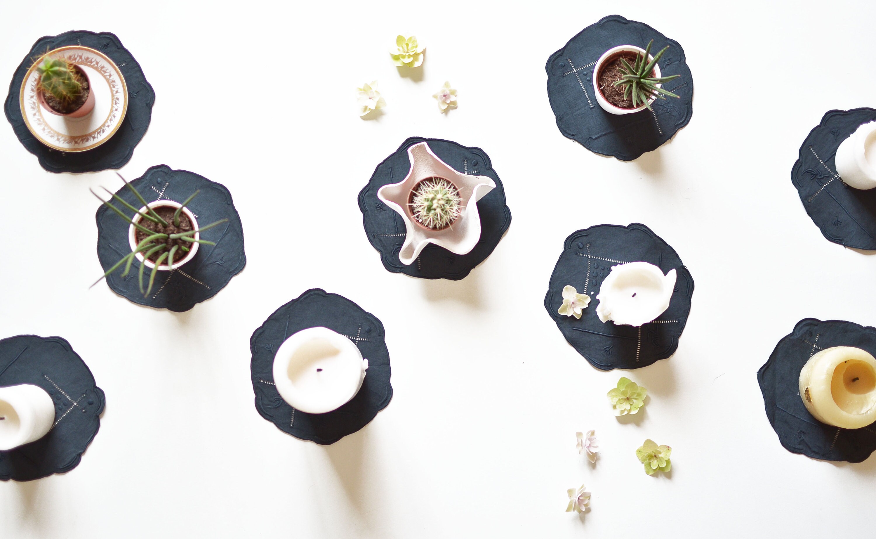 Ensemble de 10 Napperons Sous-Verre Anciens/Brodés Main Bleu Nuit Lin et Coton Made in France 15 cm