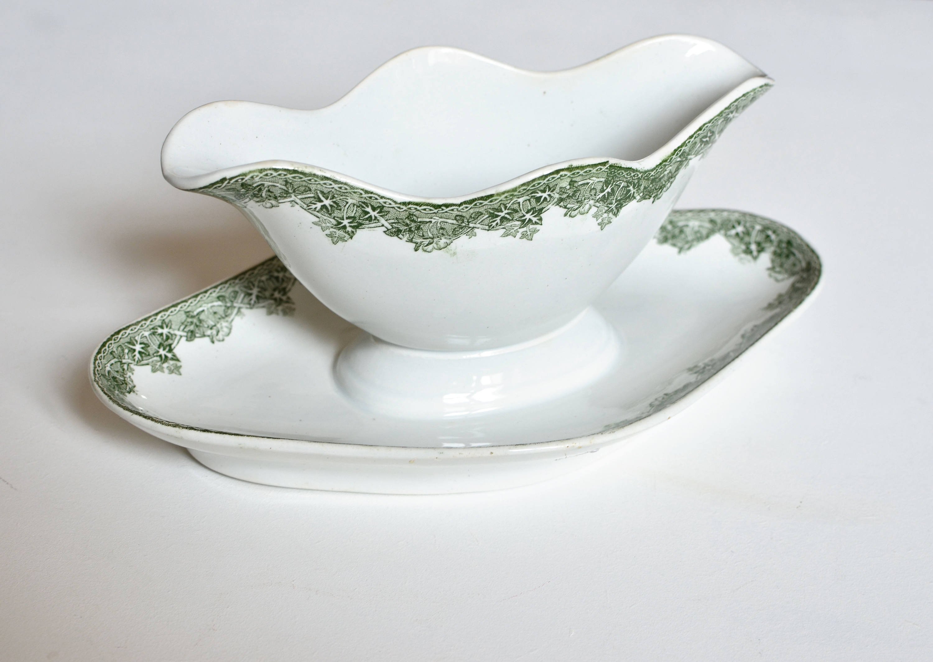 Saucière Vintage/Terre de Fer Estival Saint Amand et Hamage Nord France Vert Blanc Feuilles Lierre A