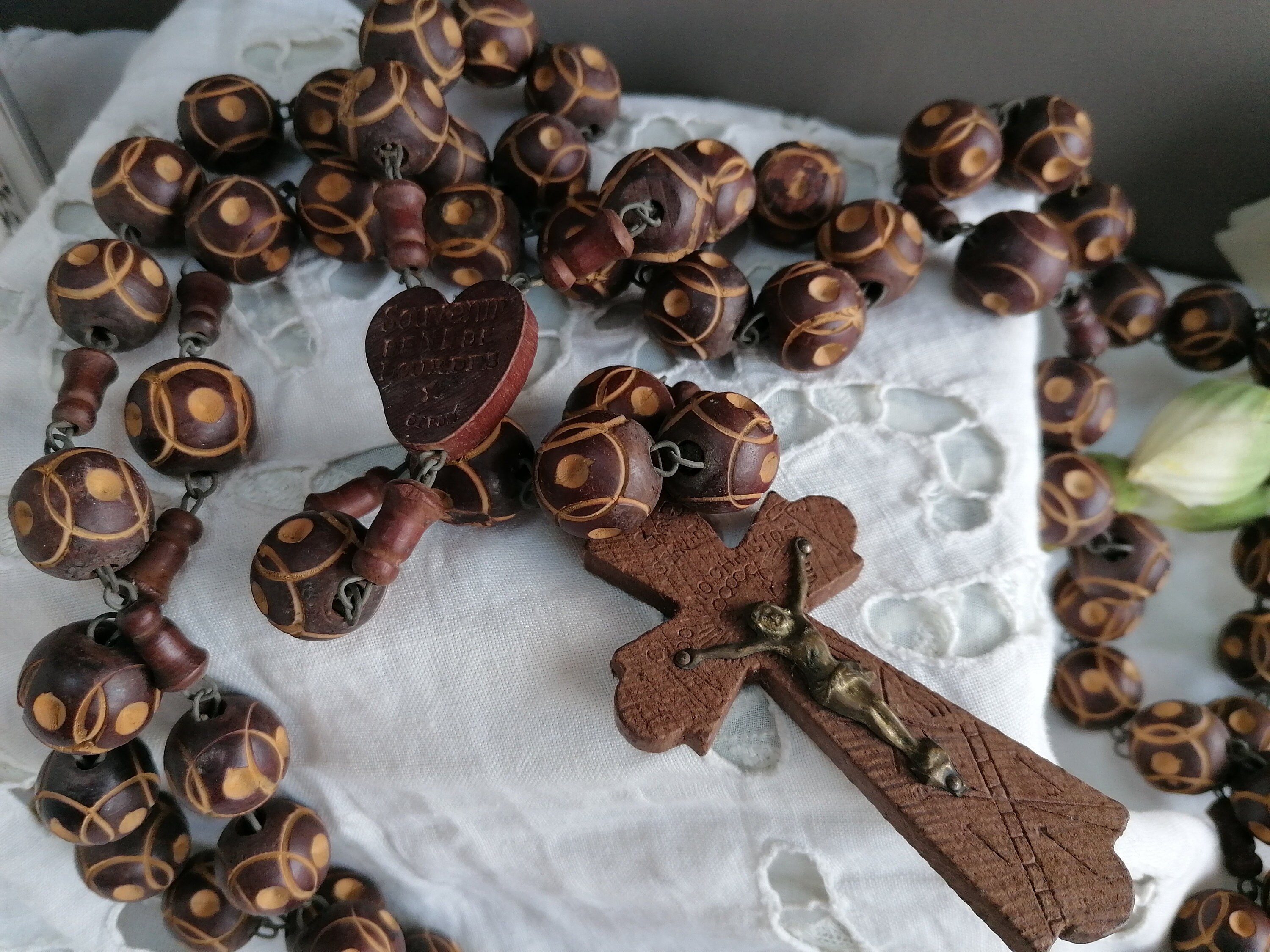 Ancien Chapelet de Prière et Crucifix en Bois. Probablement Début 20Ème, Billes Bois Sculptées avec