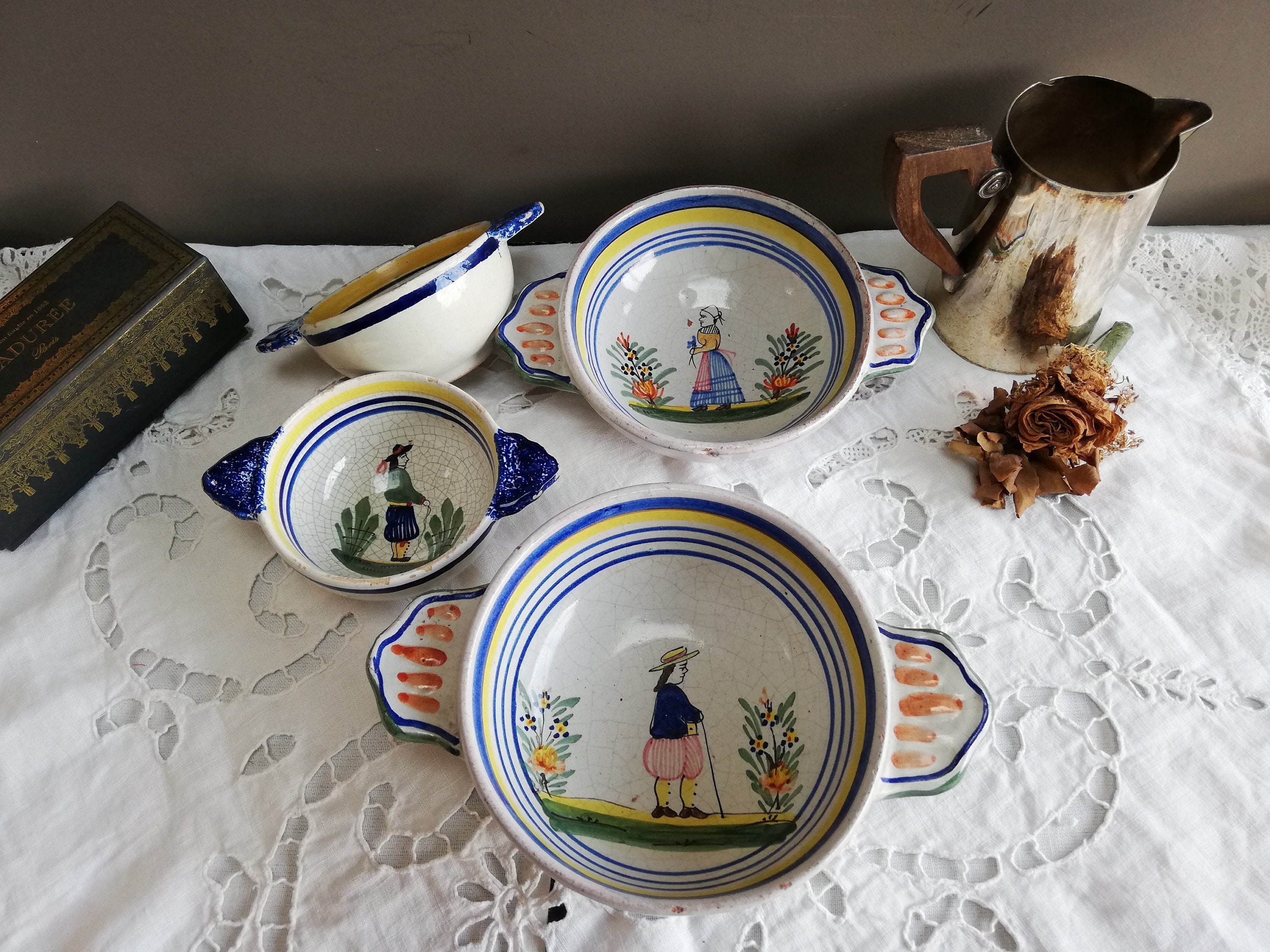 Bols Anciens en Faïence de Quimper.petit Déjeuner Quimper, Bretagne, France. Bols Signés Henriot et 